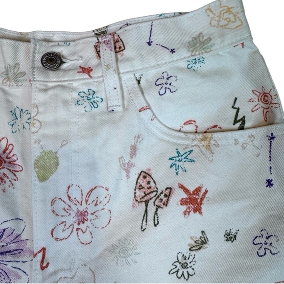 Woman’s Levi’s, Space Doodle Floral Print, High Waist Shorts - Picture 10 of 15